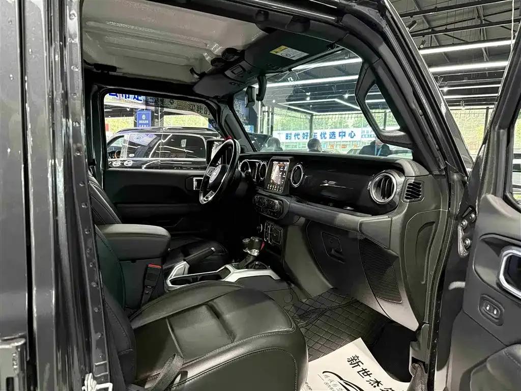 Jeep Wrangler — фото 10