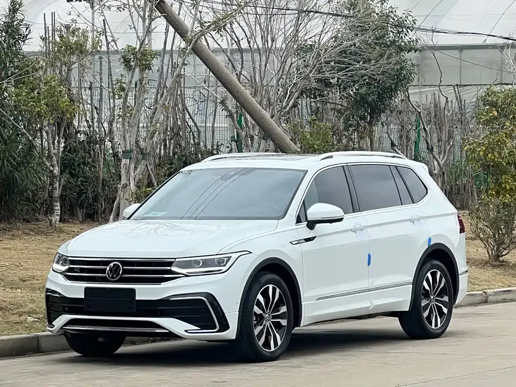 Volkswagen Tiguan L — фото 1