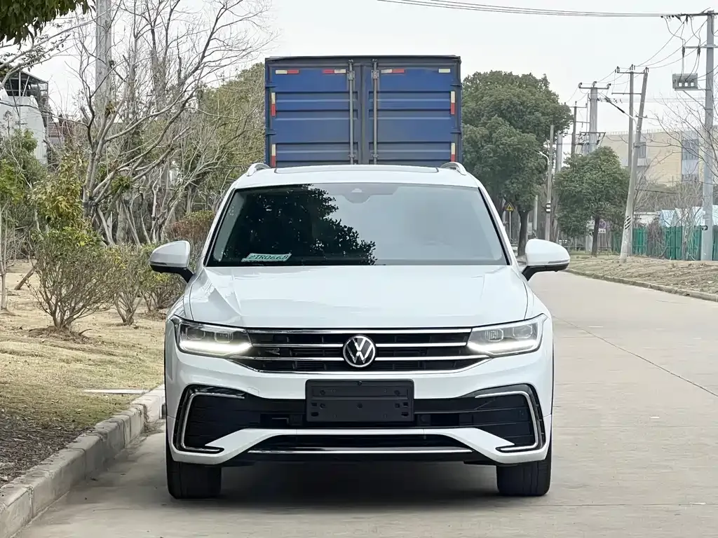 Volkswagen Tiguan L — фото 2