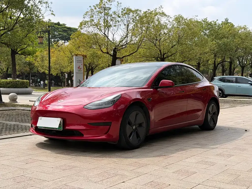 Tesla Model 3 — фото 1