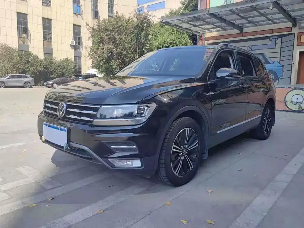 Volkswagen Tiguan L — фото 1