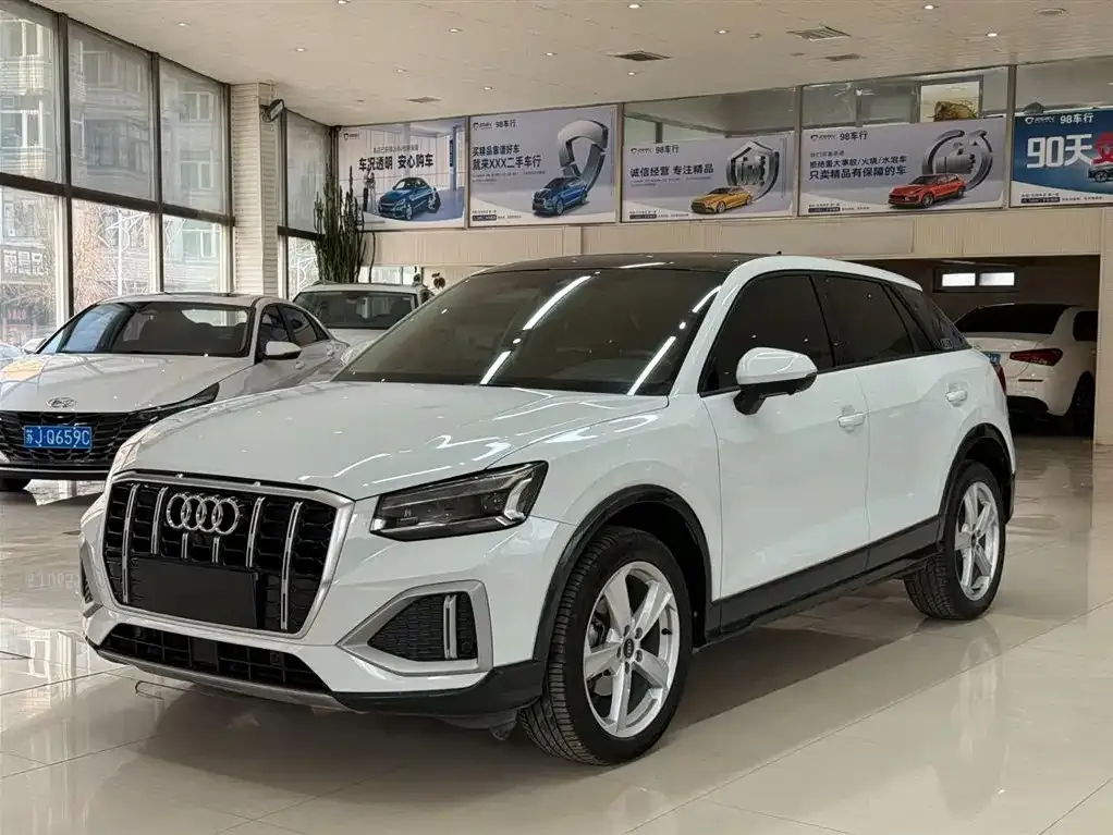 Audi Q2L — фото 1