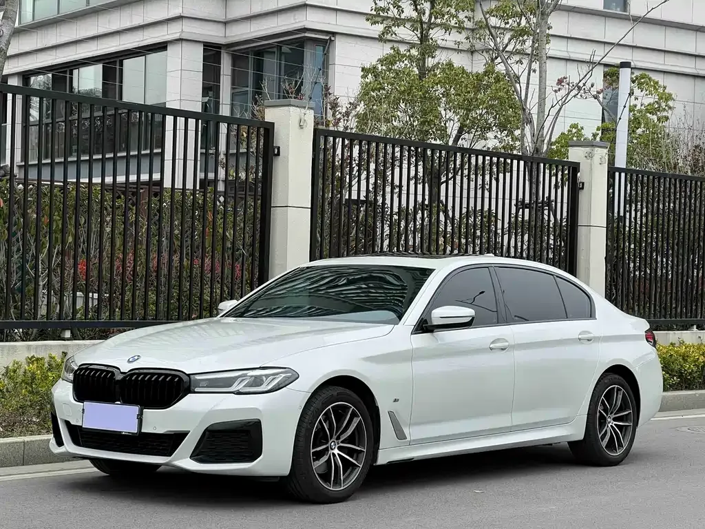 BMW 5 Series — фото 1
