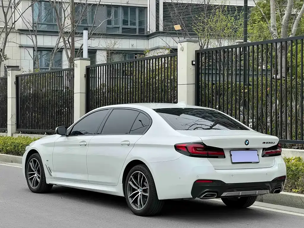 BMW 5 Series — фото 8