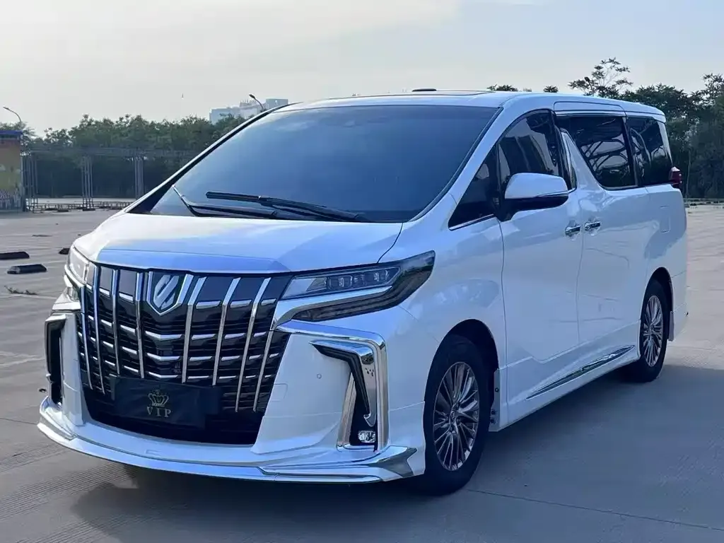Toyota Alphard — фото 1