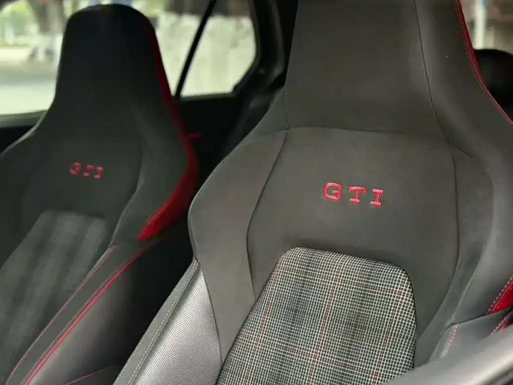 Volkswagen Golf GTI — фото 9