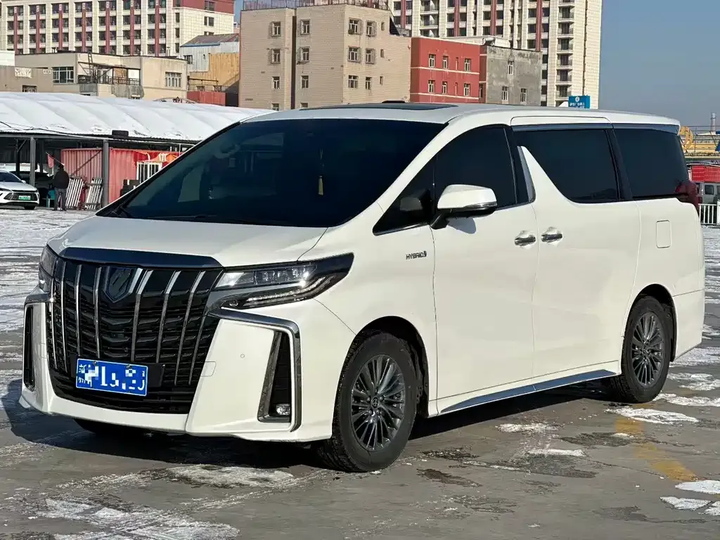 Toyota Alphard — фото 1