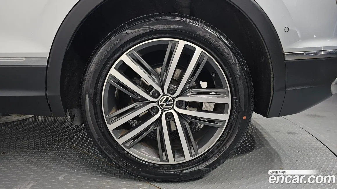 Volkswagen Tiguan — фото 10