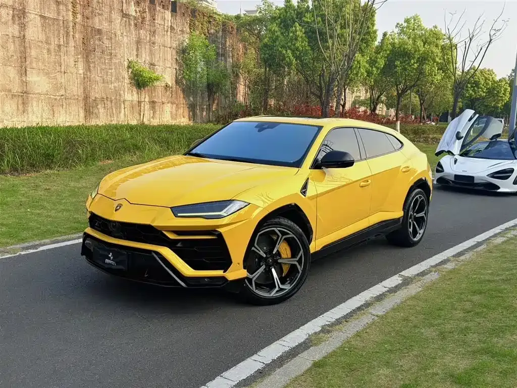 Lamborghini Urus — фото 1
