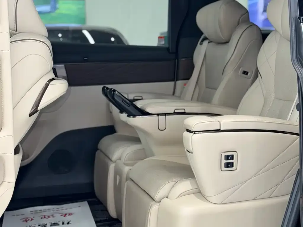 Toyota Alphard — фото 2