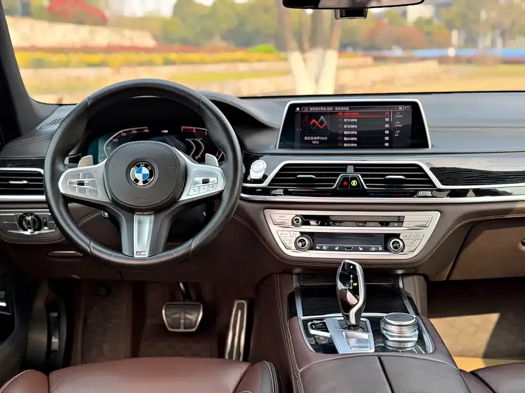 BMW 7 Series — фото 10