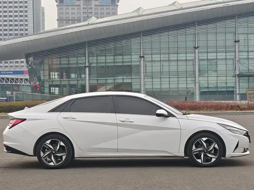 Hyundai Elantra — фото 10