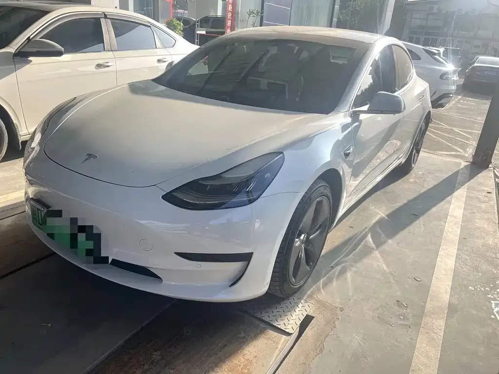Tesla Model 3 — фото 1