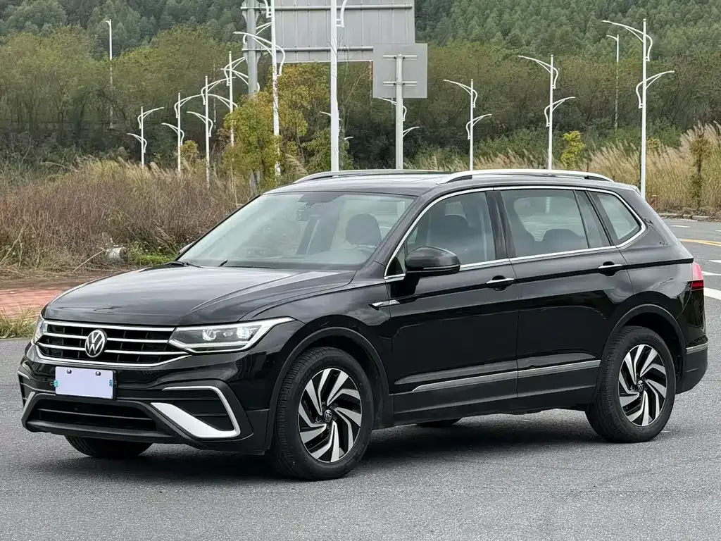 Volkswagen Tiguan L — фото 1