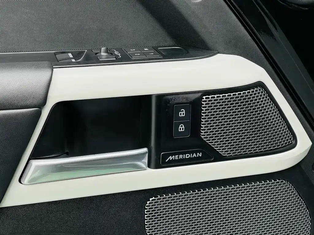 Land Rover Defender — фото 10