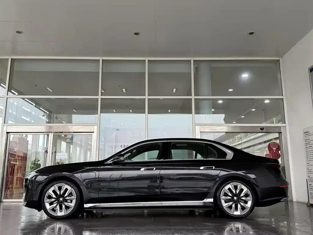 BMW i7 — фото 8
