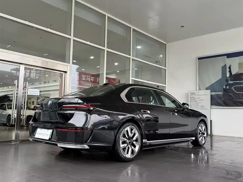 BMW i7 — фото 9