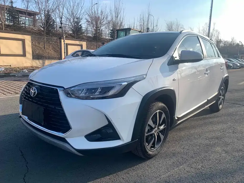 Toyota Yaris L — фото 1