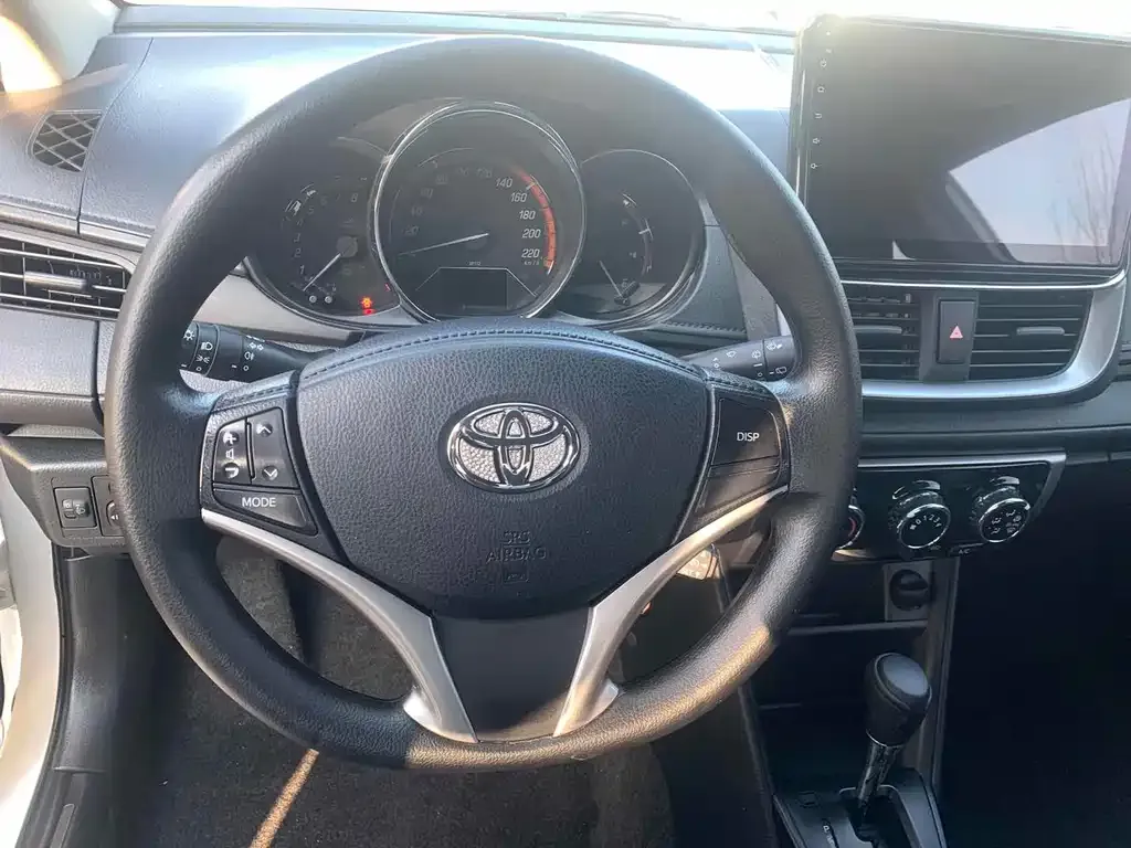 Toyota Yaris L — фото 5