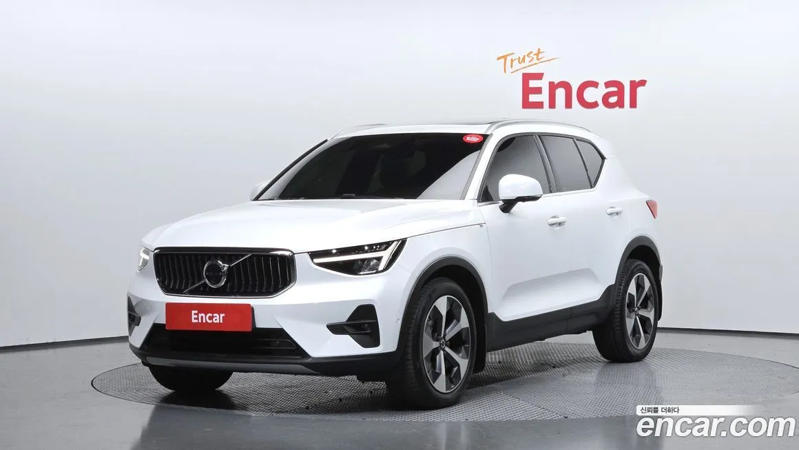 Volvo XC40 — фото 1