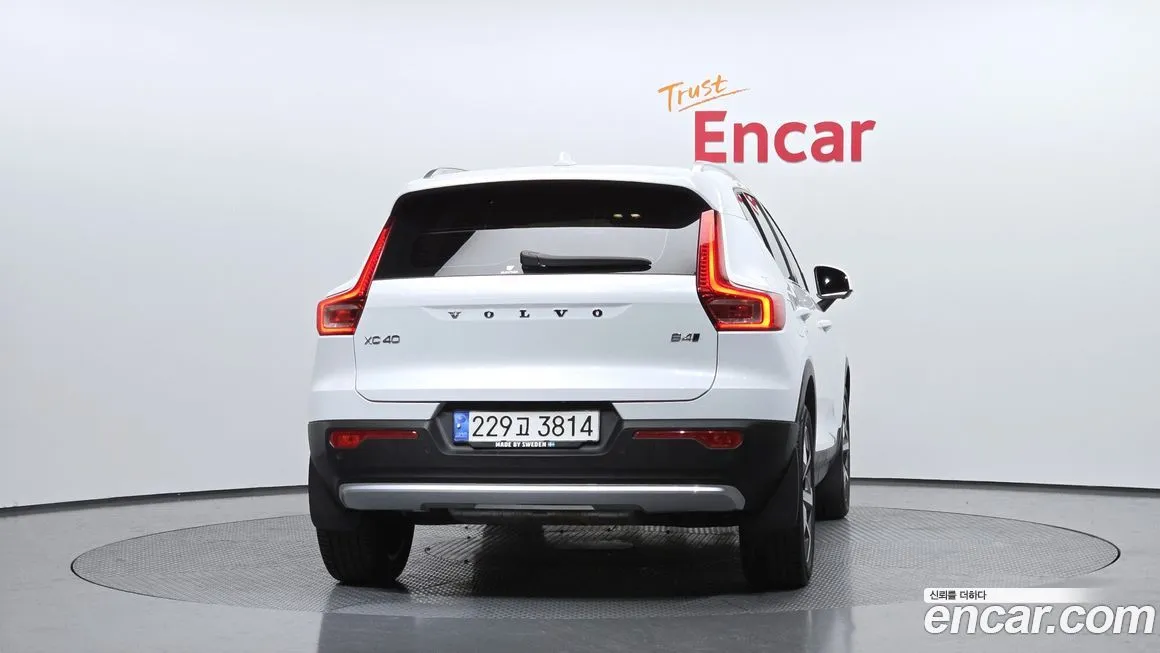 Volvo XC40 — фото 9