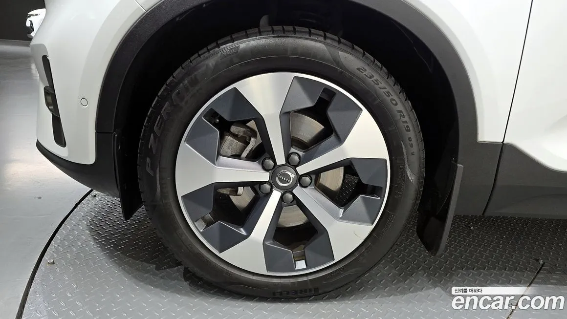 Volvo XC40 — фото 10
