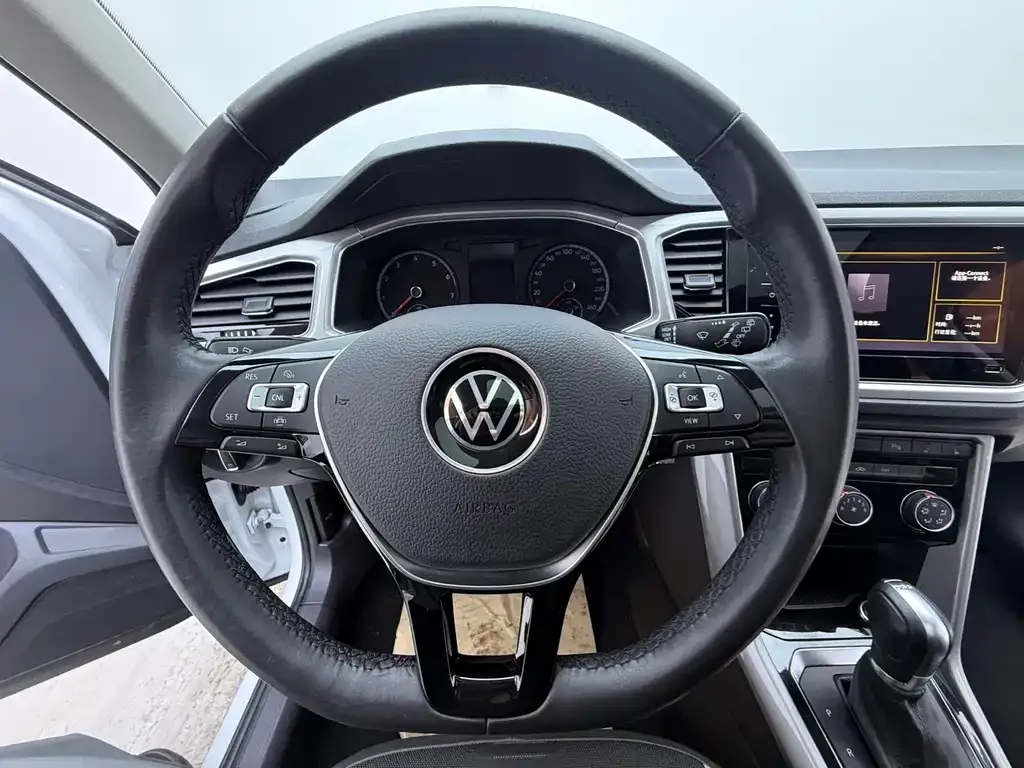 Volkswagen T-Roc — фото 7