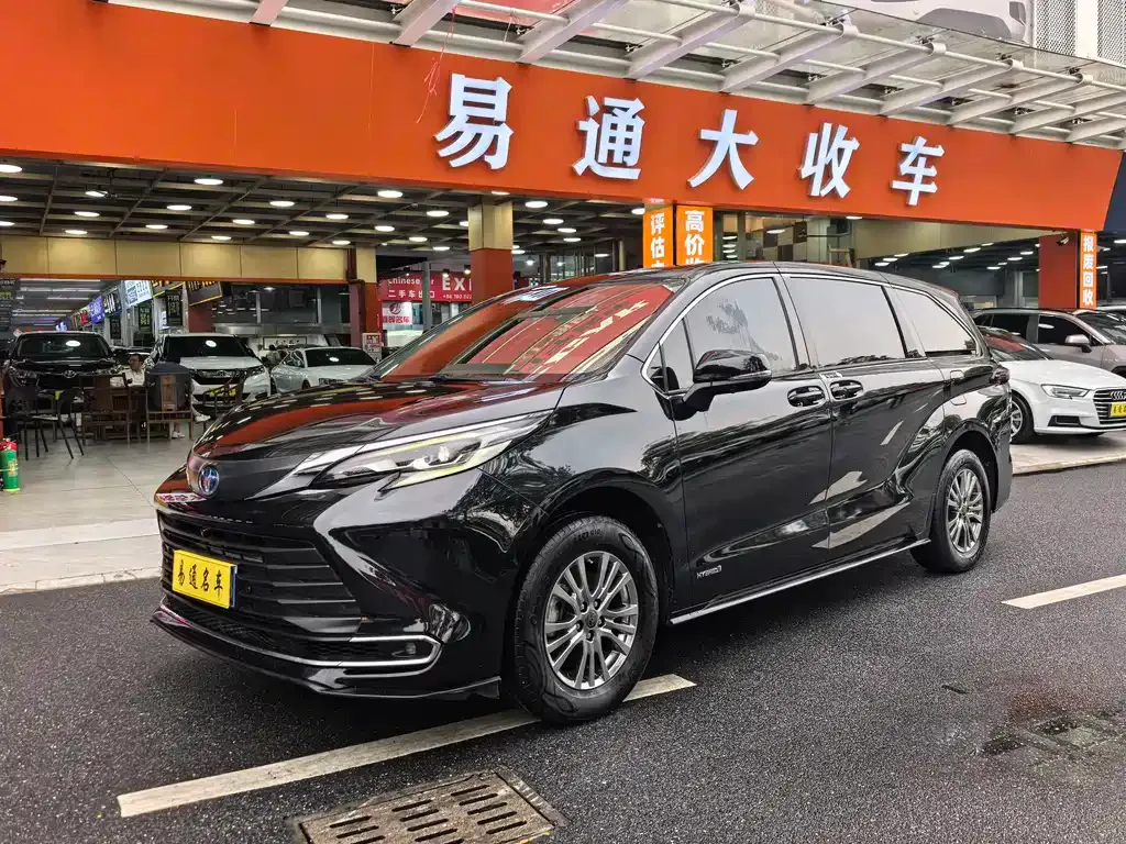 Toyota Sienna — фото 1