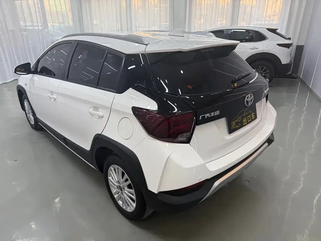 Toyota Yaris L — фото 4