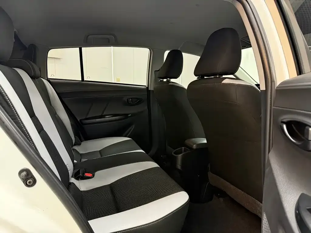 Toyota Yaris L — фото 9