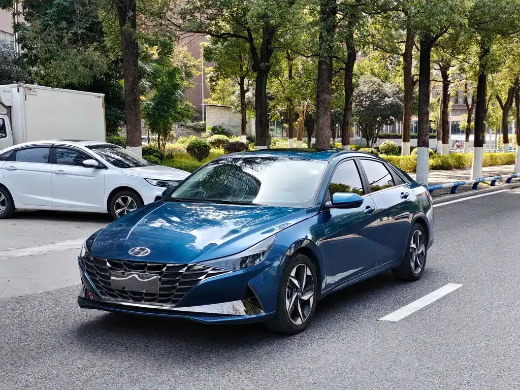 Hyundai Elantra — фото 1