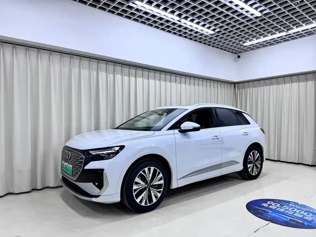 Audi Q4 e-tron — фото 1