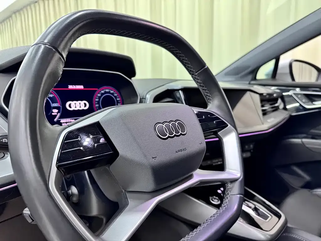 Audi Q4 e-tron — фото 3