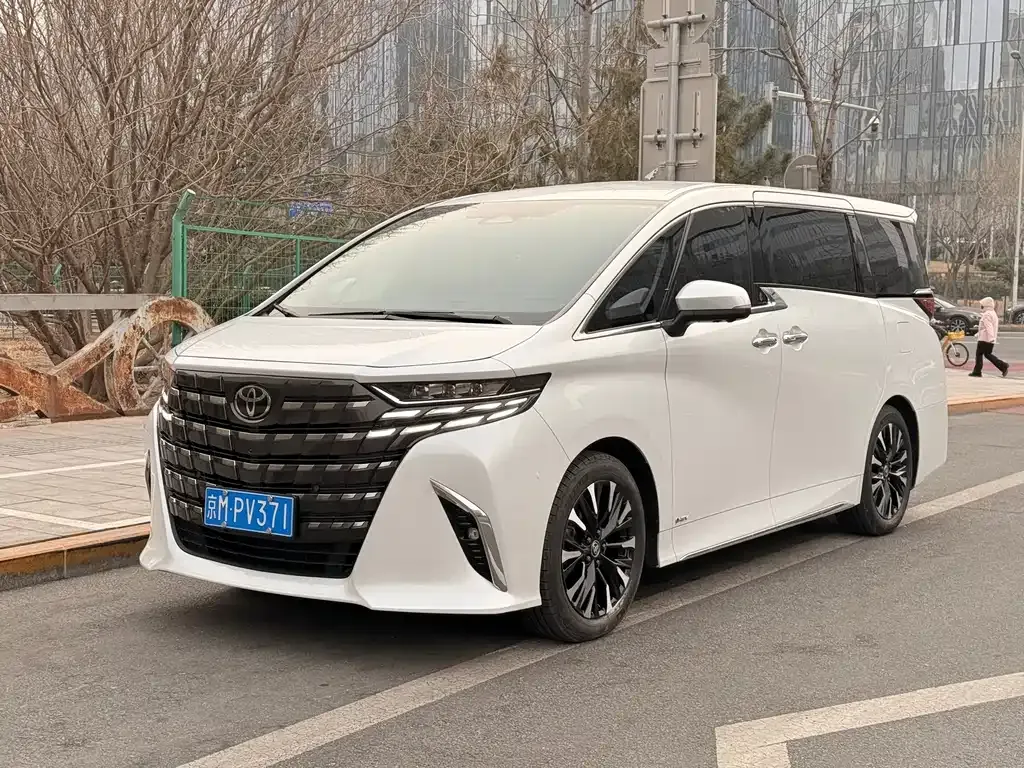 Toyota Alphard — фото 1