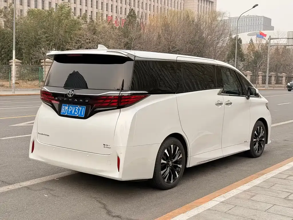 Toyota Alphard — фото 3