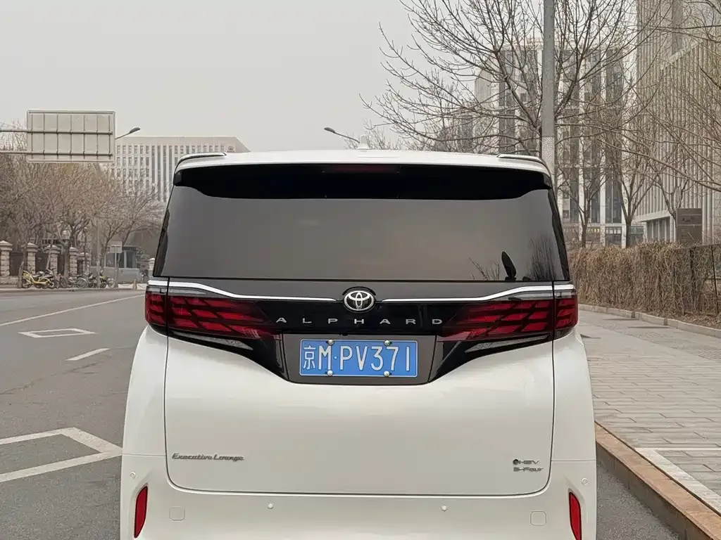 Toyota Alphard — фото 6