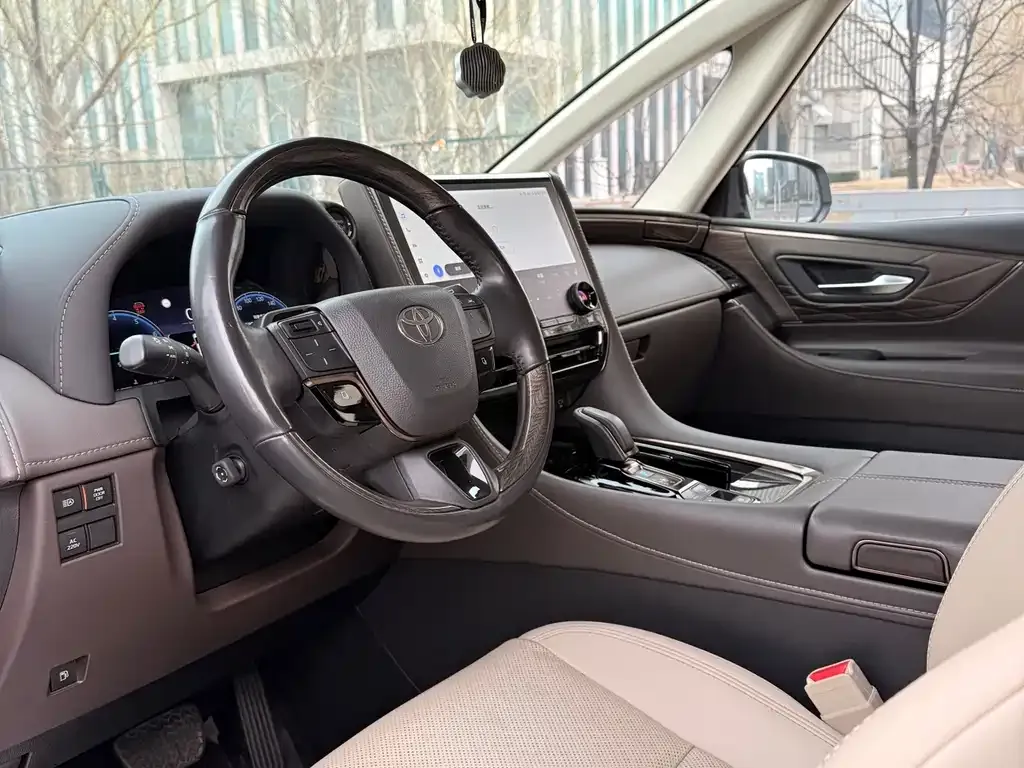 Toyota Alphard — фото 8