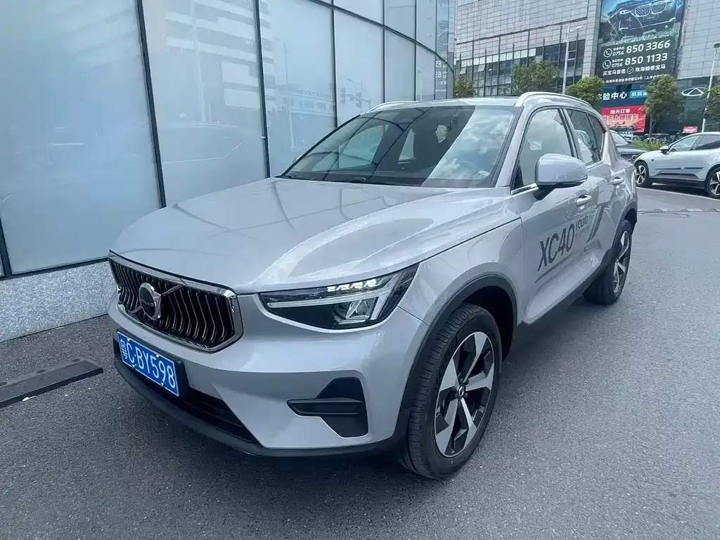Volvo XC40 — фото 1