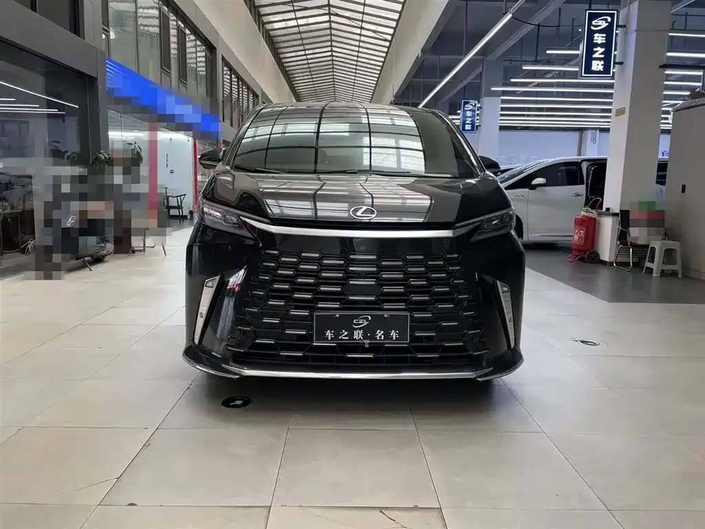 Lexus LM — фото 2