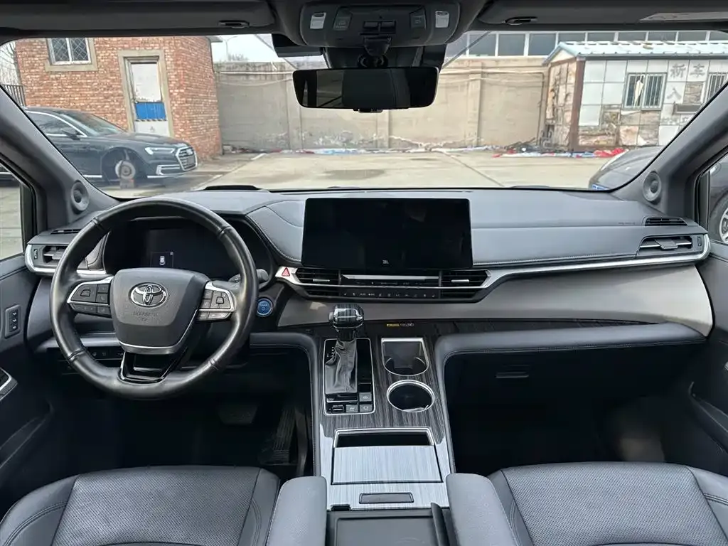 Toyota Granvia — фото 4