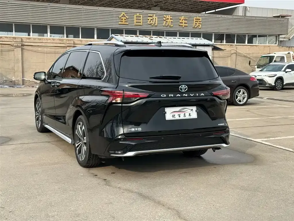 Toyota Granvia — фото 8