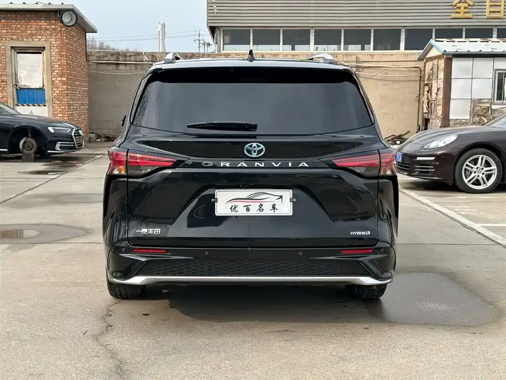 Toyota Granvia — фото 10
