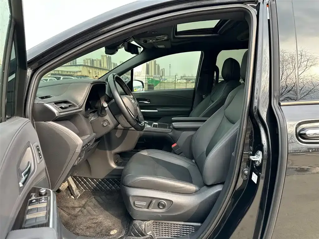Toyota Granvia — фото 6