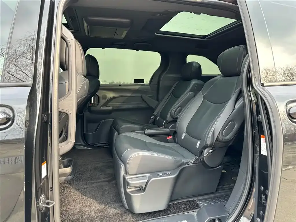 Toyota Granvia — фото 2