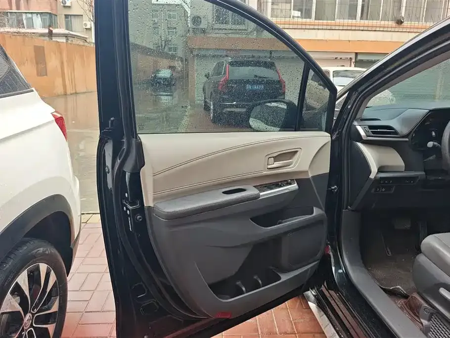 Toyota Granvia — фото 3