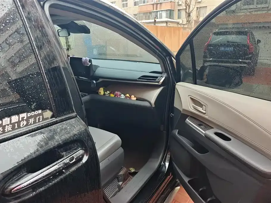 Toyota Granvia — фото 8