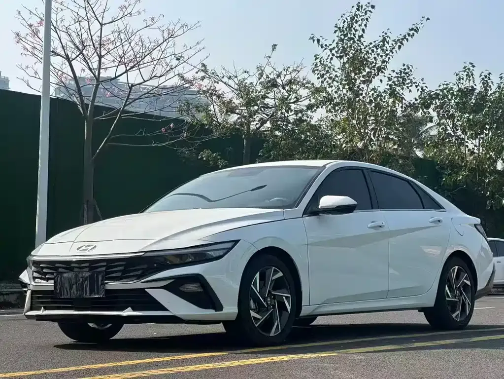 Hyundai Elantra — фото 1