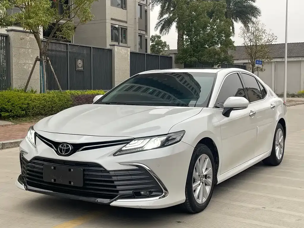 Toyota Camry — фото 1