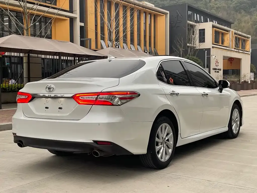 Toyota Camry — фото 6