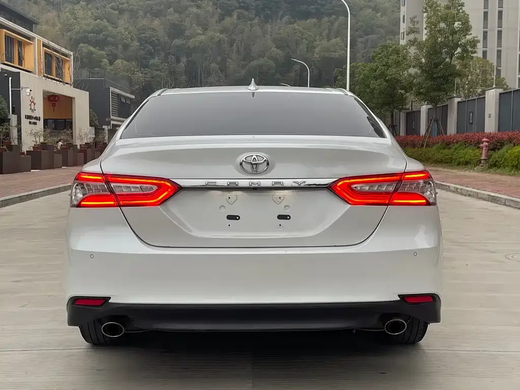 Toyota Camry — фото 8